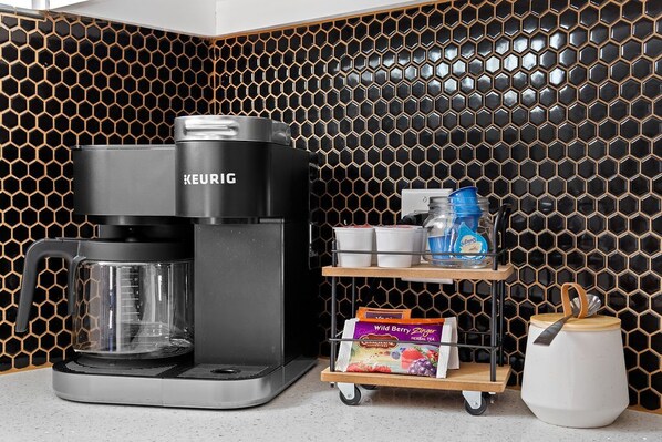 Una cafetera Keurig sobre una encimera con un salpicadero de diseño tipo panal.