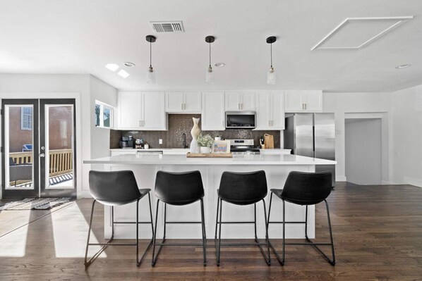 ثلاجة، ميكروويف، فرن، موقد طهي مسطح