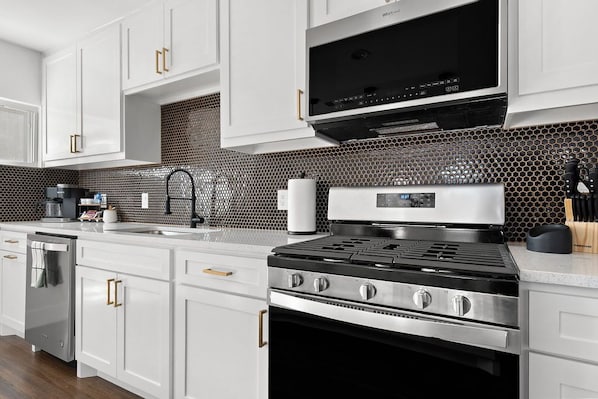 Fridge, microwave, oven, stovetop - Home away from home...Minutes to everything Dallas! (Dallas)