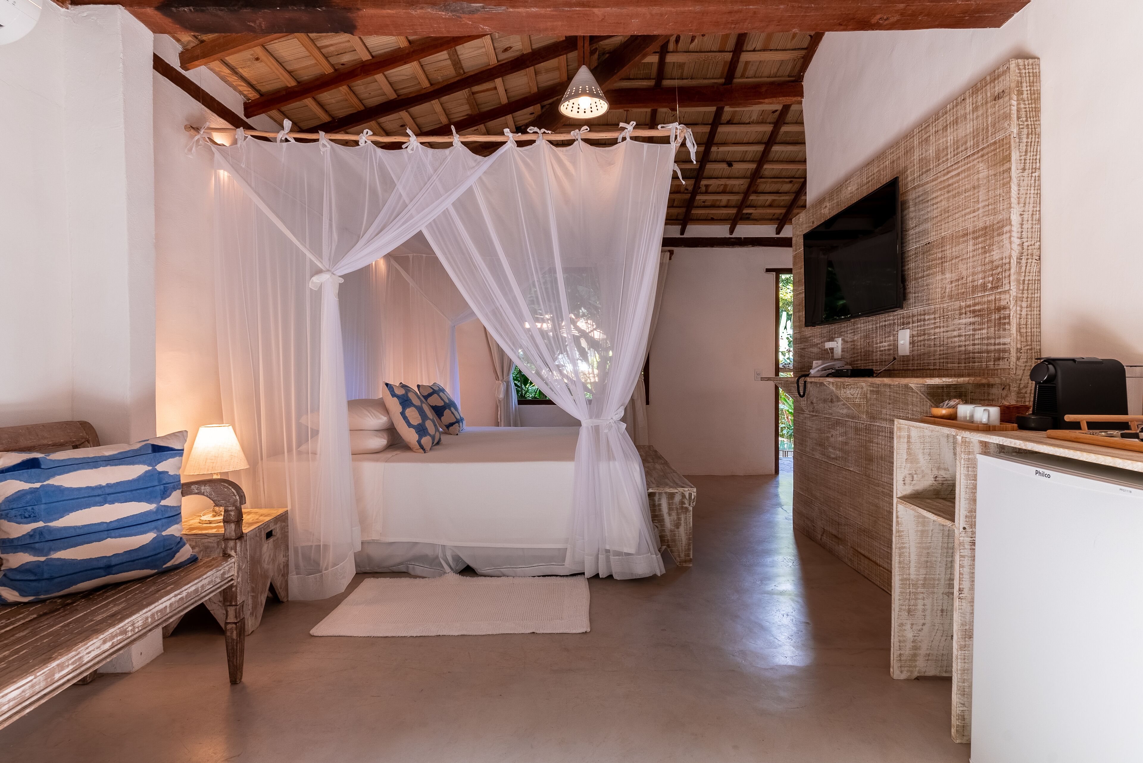 Ropa de cama de alta calidad, colchones con pillow-top y minibar 