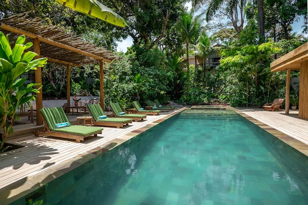 Piscina externa, espreguiçadeiras