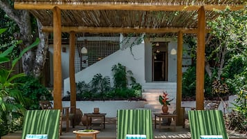 Alberca al aire libre y camastros