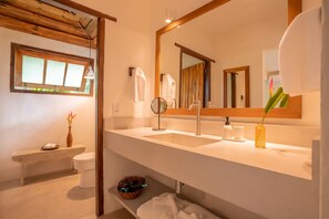 Suíte Térrea | Badezimmer | Haartrockner, Bademäntel, Handtücher, Seife