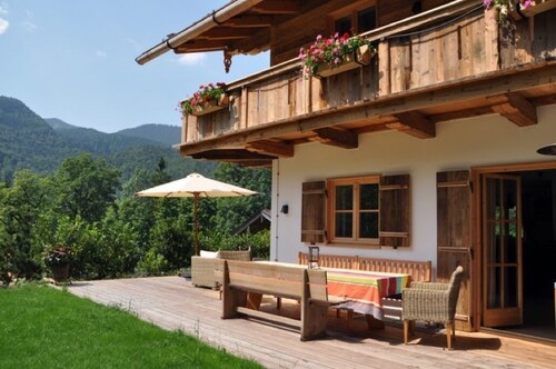 Exklusives Landhaus, modern mit Altholz im Chaletstil, Sauna und Terrasse