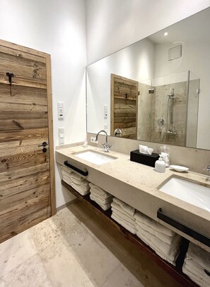 Bañera, secador de pelo y toallas