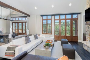 Fernseher, Kamin, Videospiele, DVD-Player