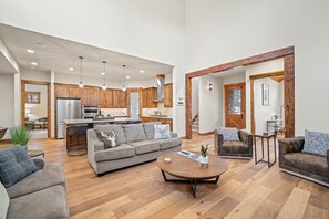 TV, caminetto, tavolo da calcetto, tavolo da ping pong