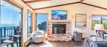 WhaleWatch: Exquisite Coastal Retreat w/Epic Views!WiFi /HotTub /GmRm/Pup