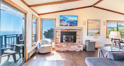 WhaleWatch: FUN & Perfect Coastal Retreat! Epic Views/WiFi /HotTub /GmRm/Pup