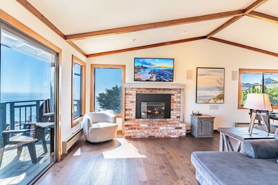 WhaleWatch~Scenic Coastal Escape Perfect for Families, WiFi/HotTub/GmRm/Pup