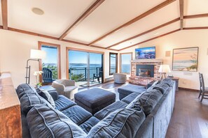 Smart TV, fireplace, foosball, table tennis - WhaleWatch~Scenic Coastal Getaway Perfect for Families, WiFi/HotTub/GmRm/Pup (Dillon Beach)