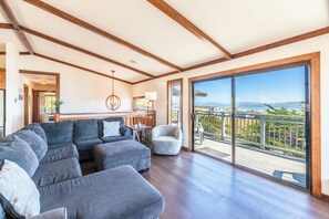 Smart TV, fireplace, foosball, table tennis - WhaleWatch~Scenic Coastal Getaway Perfect for Families, WiFi/HotTub/GmRm/Pup (Dillon Beach)