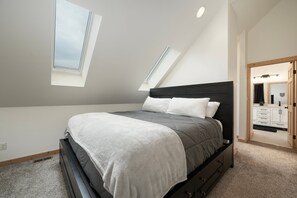 3 bedrooms, free WiFi, bed sheets - Large Deck with Great Views - Private Hot Tub + Firepit - Laundry (Grand Lake)