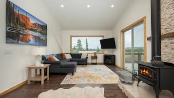 Een televisie, een open haard en speelgoed