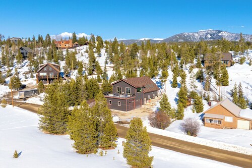 Private Hot Tub + Firepit, Big Front Deck with Great Views, Laundry