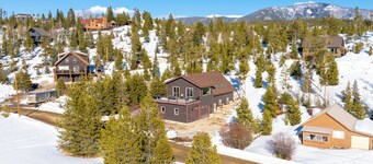 Private Hot Tub + Firepit, Big Front Deck with Great Views, Laundry