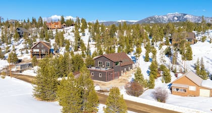 Private Hot Tub + Firepit, Big Front Deck with Great Views, Laundry