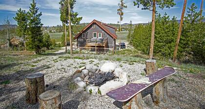 Big Front Deck with Great Views, Private Hot Tub, Firepit, Laundry