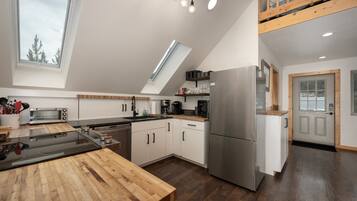 Een koelkast, een magnetron, een oven, een kookplaat