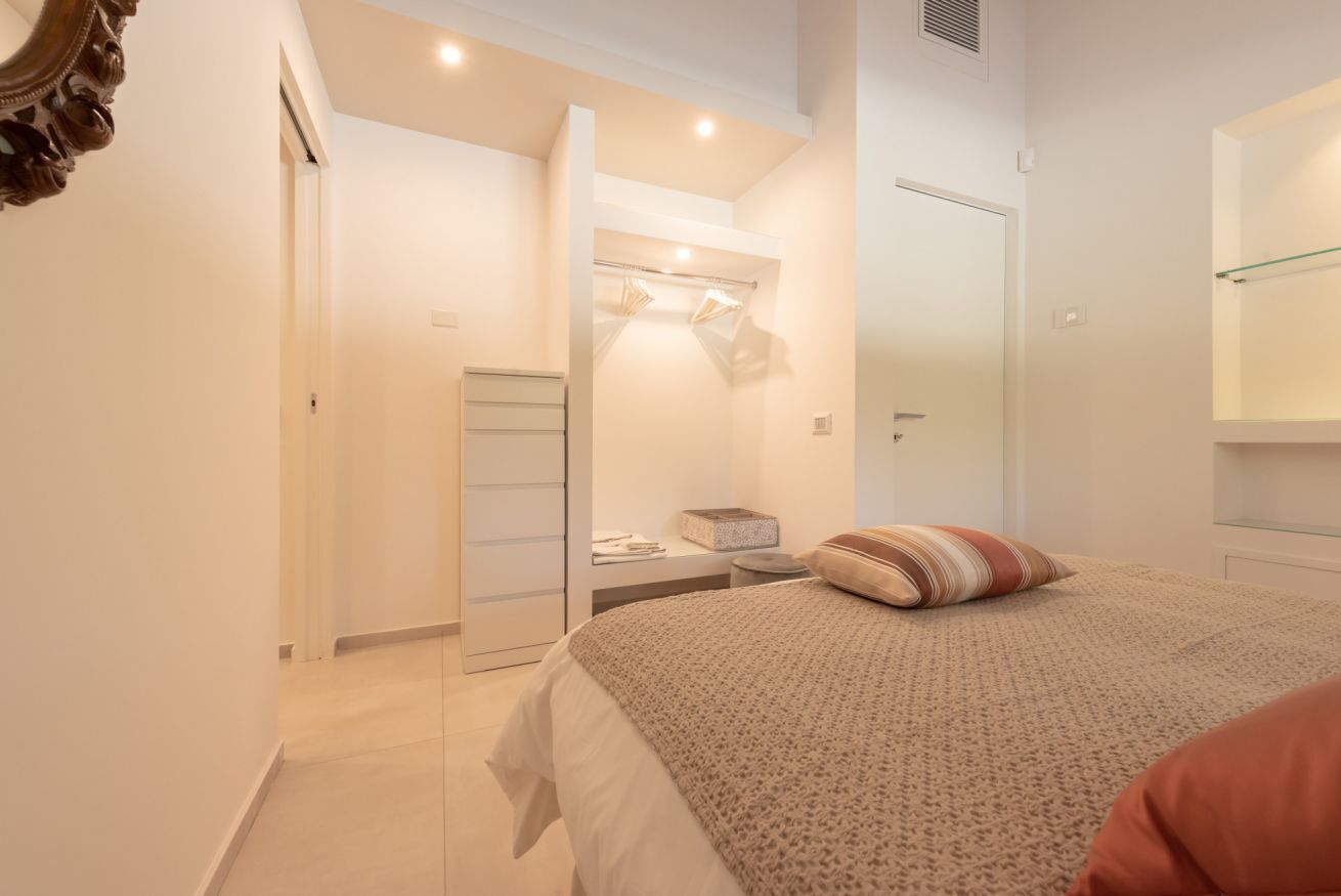 3 quartos, ferros/tábuas de passar roupa, berço de viagem