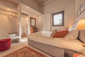 3 dormitorios, tabla de planchar con plancha, cuna de viaje