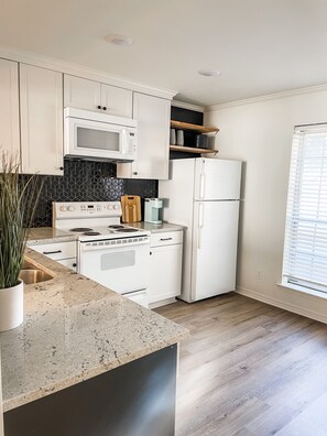 Kjøleskap, mikrobølgeovn, ovn og kokeplater