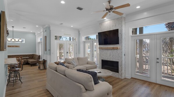Making Memories Main Living Area - 3 Mins to Beach, Community Pool, Classic Home + Free Attraction Tickets! (Santa Rosa Beach)