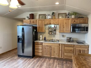 Kjøleskap, mikrobølgeovn, kokeplater og kaffetrakter/tekoker