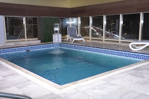 2 outdoor pools