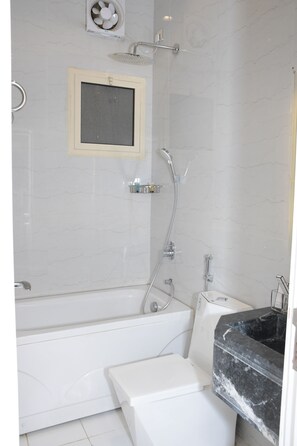 Ensemble douche/baignoire, douche à « effet pluie »