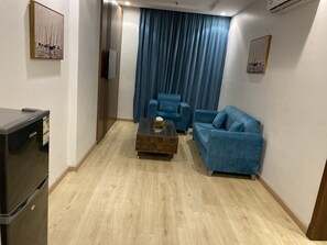 50-inch Smart TV with cable channels, fireplace, Netflix - Areen Hotel Airport (Jeddah)