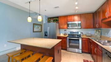 Kondominium, Beberapa Tempat Tidur, balkon (#1907 - No Pets) | Dapur pribadi | Mesin pembuat kopi/teh