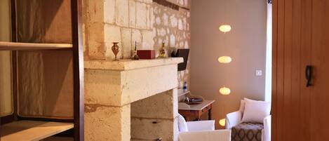 Un salón acogedor con chimenea, un sofá y una mesa de centro.