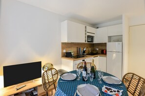 KylskÄp, ugn, diskmaskin och kaffe- och tebryggare