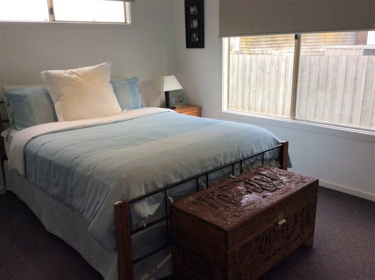 3 habitaciones, escritorio y tabla de planchar con plancha 