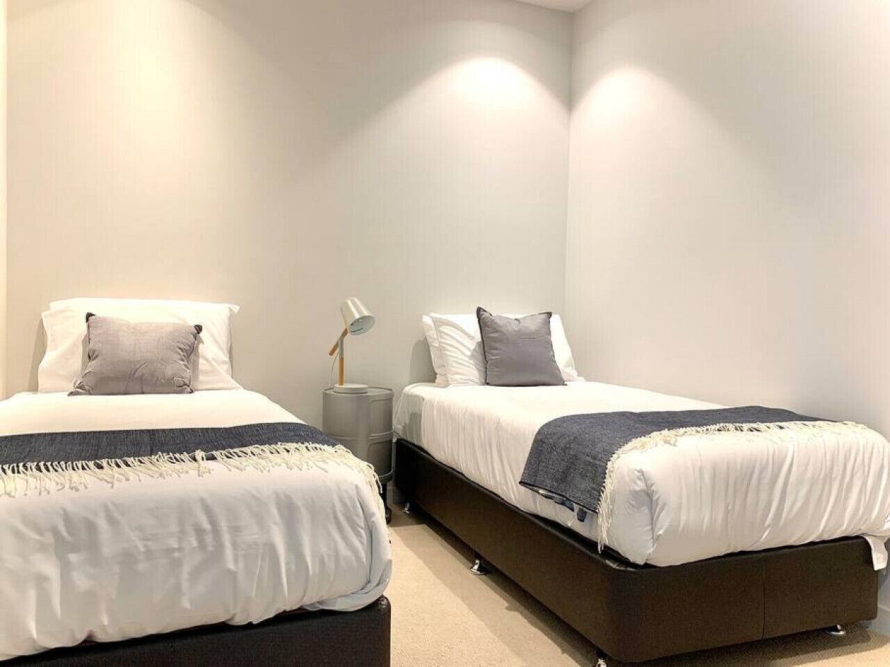 3 chambres, bureau, fer et planche à repasser, lit parapluie