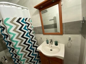 Dusche, Handtücher, Seife, Toilettenpapier