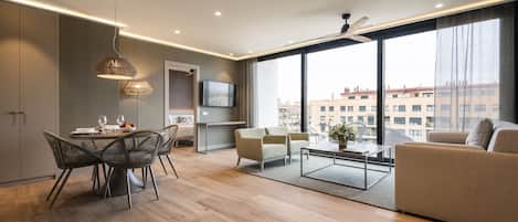 Luxe appartement, 2 slaapkamers, terras, uitzicht op de stad | Donsdekens, bedden met traagschuimmatrassen, een laptopwerkplek