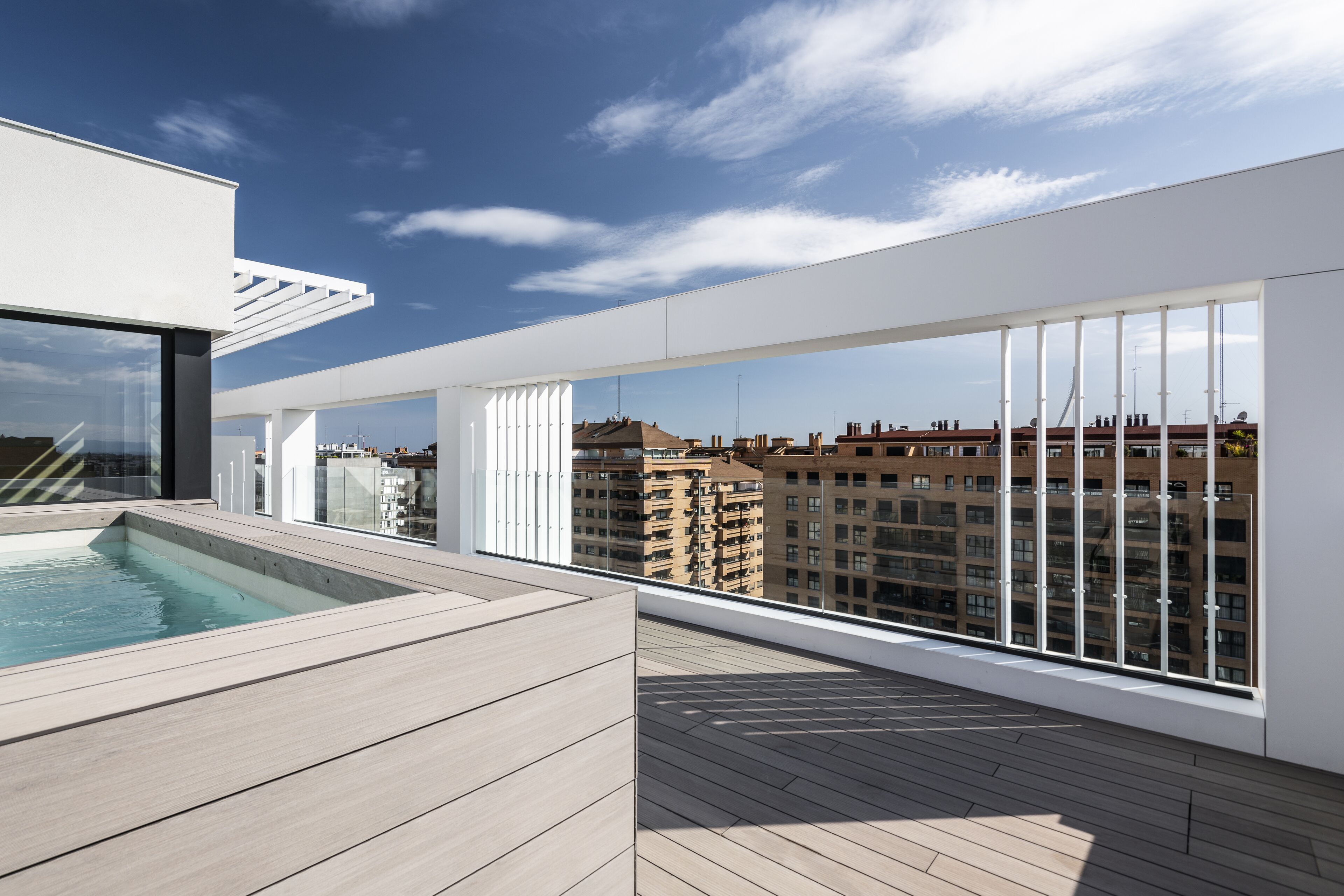 outdoor pool, open 10:00 am to 10:00 pm, pool loungers