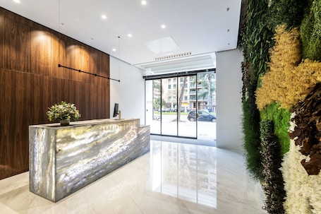 Entrada al alojamiento. Intelier Core Suites Valencia