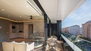Un appartement moderne doté d’un balcon, d’un coin repas et d’une cuisine.