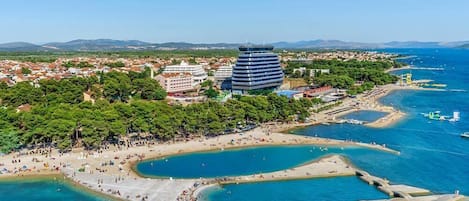 Privat strand i närheten, vit sandstrand och cabanor (tilläggsavgift)