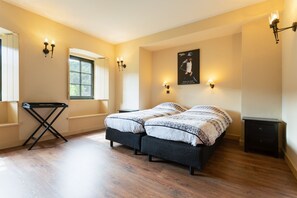 10 habitaciones, tabla de planchar con plancha y wifi gratis