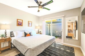 2 chambres, bureau, fer et planche à repasser, lit parapluie