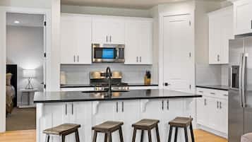 Townhome, 5 Bedrooms | Private kitchen | Fridge, oven, coffee/tea maker, toaster