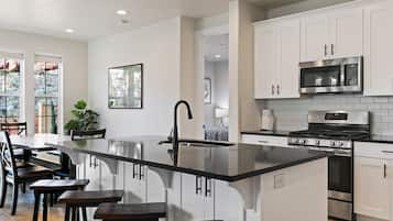 Townhome, 5 Bedrooms | Private kitchen | Fridge, oven, coffee/tea maker, toaster