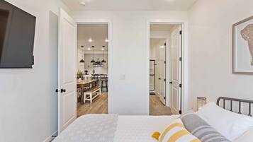 3 bedrooms, laptop workspace, iron/ironing board, free WiFi