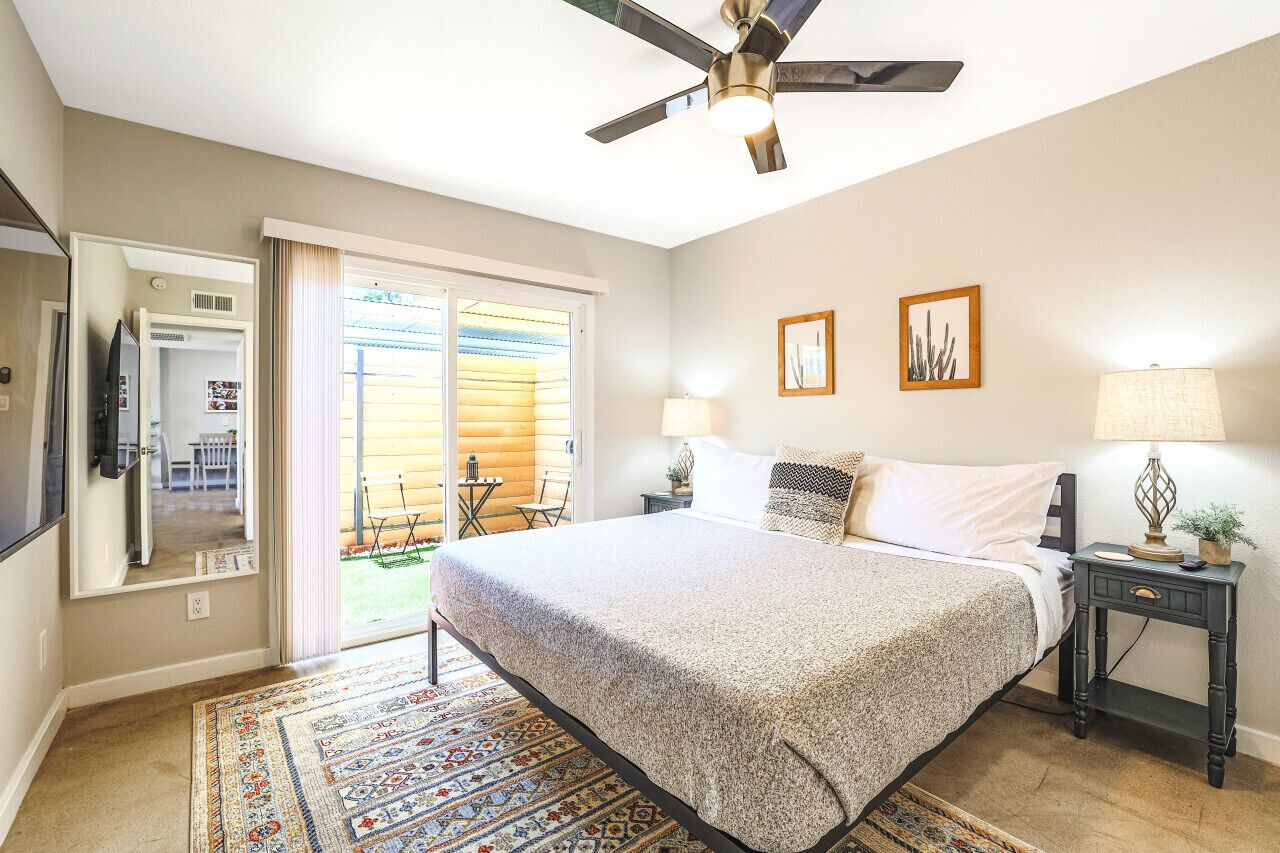 2 slaapkamers, een bureau, een strijkplank/strijkijzer, reisbedje