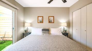 2 slaapkamers, een bureau, een strijkplank/strijkijzer, reisbedje