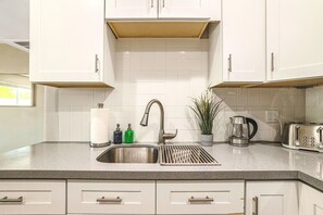 Fridge, microwave, oven, stovetop - Relaxing Desert Botanical 2 Bedroom In Biltmore (Phoenix)